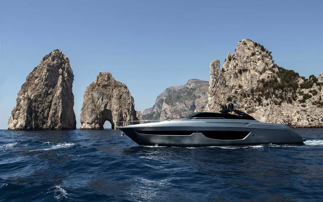 Яхта Riva 76' Bahamas Super доступна к просмотру на верфи